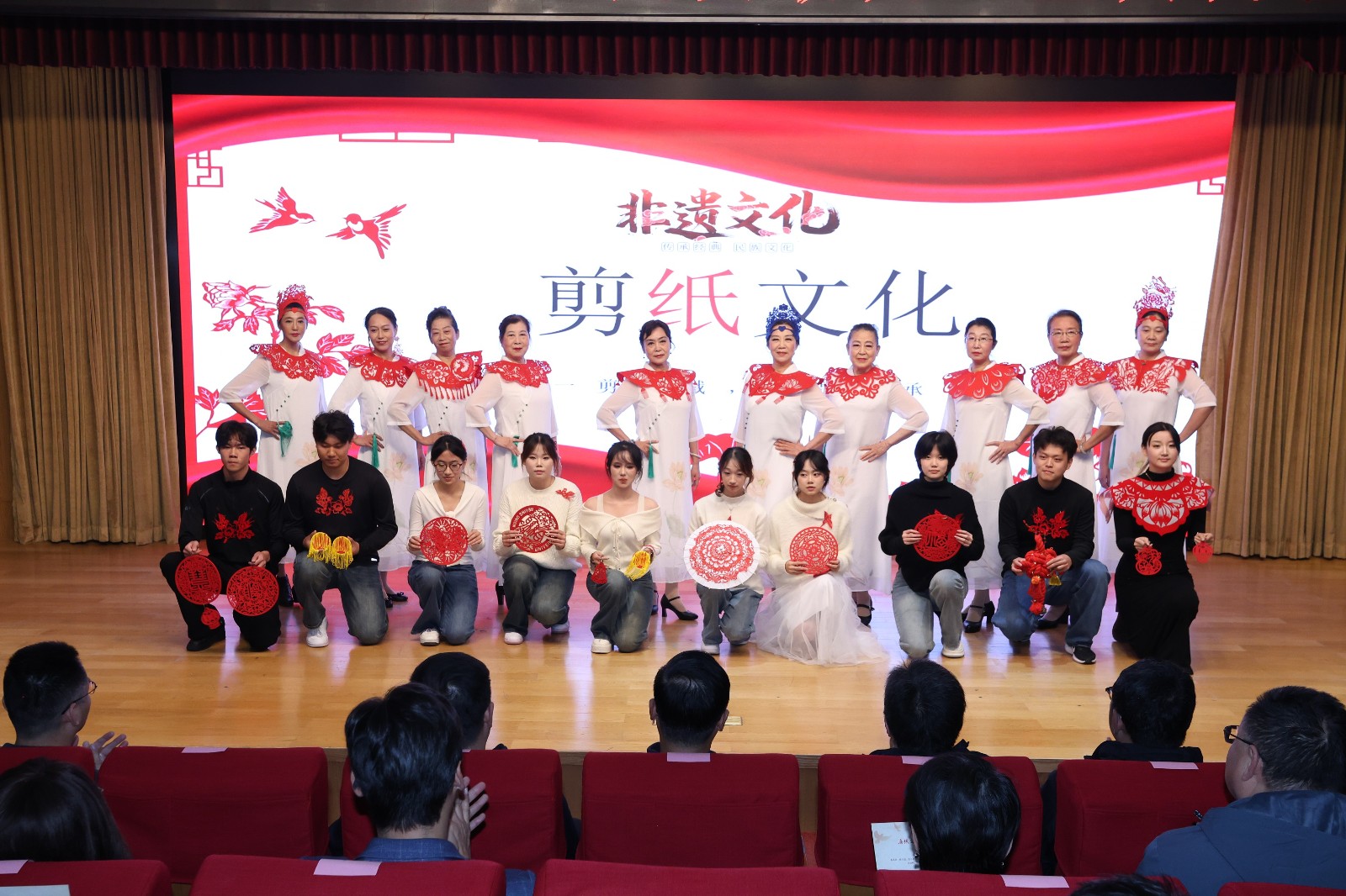 10剪纸走秀.JPG 10剪纸走秀.JPG