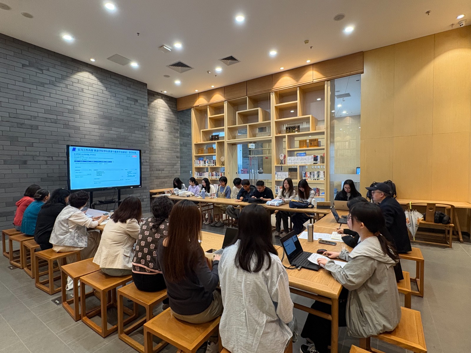 图2-学生汇报.jpg 图2-学生汇报.jpg