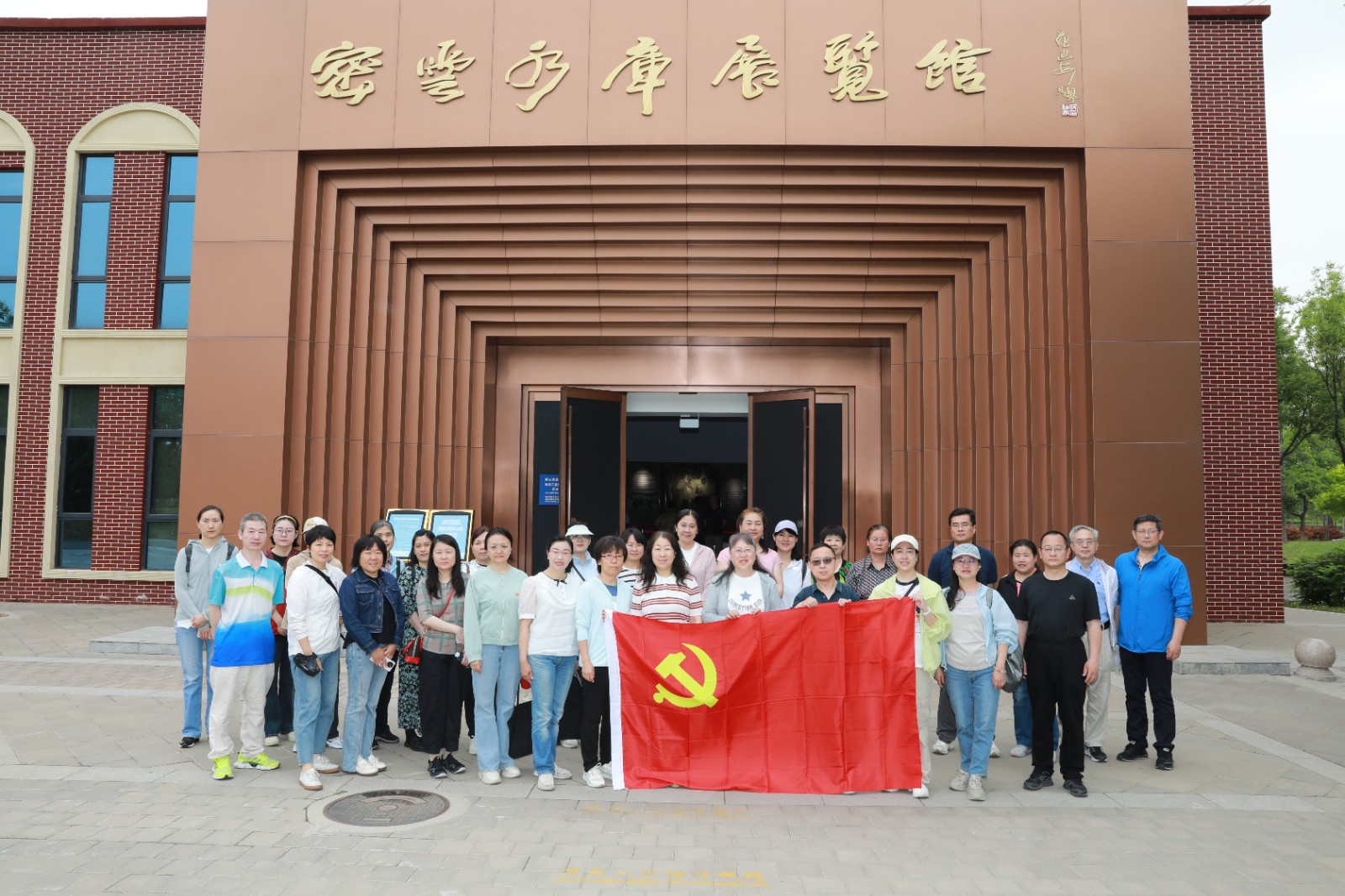 01党员合影.jpg