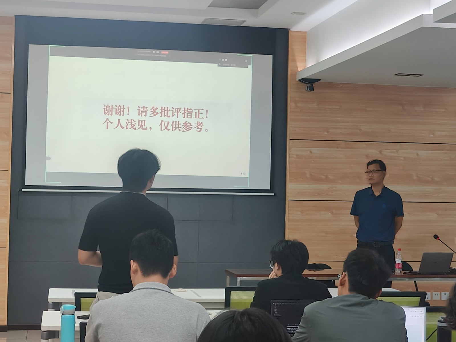 5 蒋树强教授与学生互动.jpg