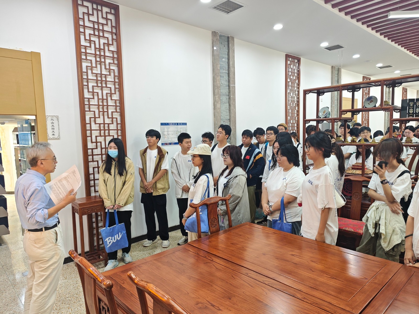 20260910学院路校区新生参观图书馆照片3.jpg