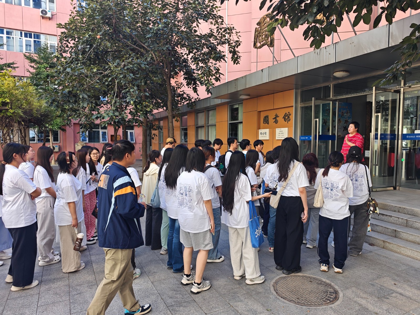 20260910学院路校区新生参观图书馆照片1.jpg